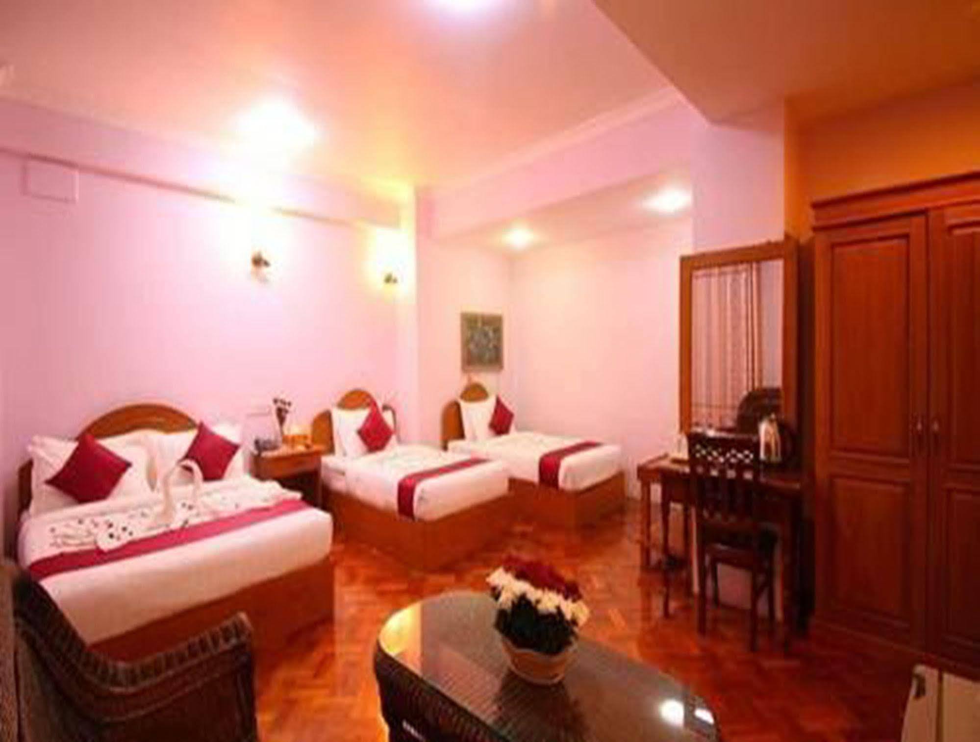 Hotel United Mandalay Buitenkant foto