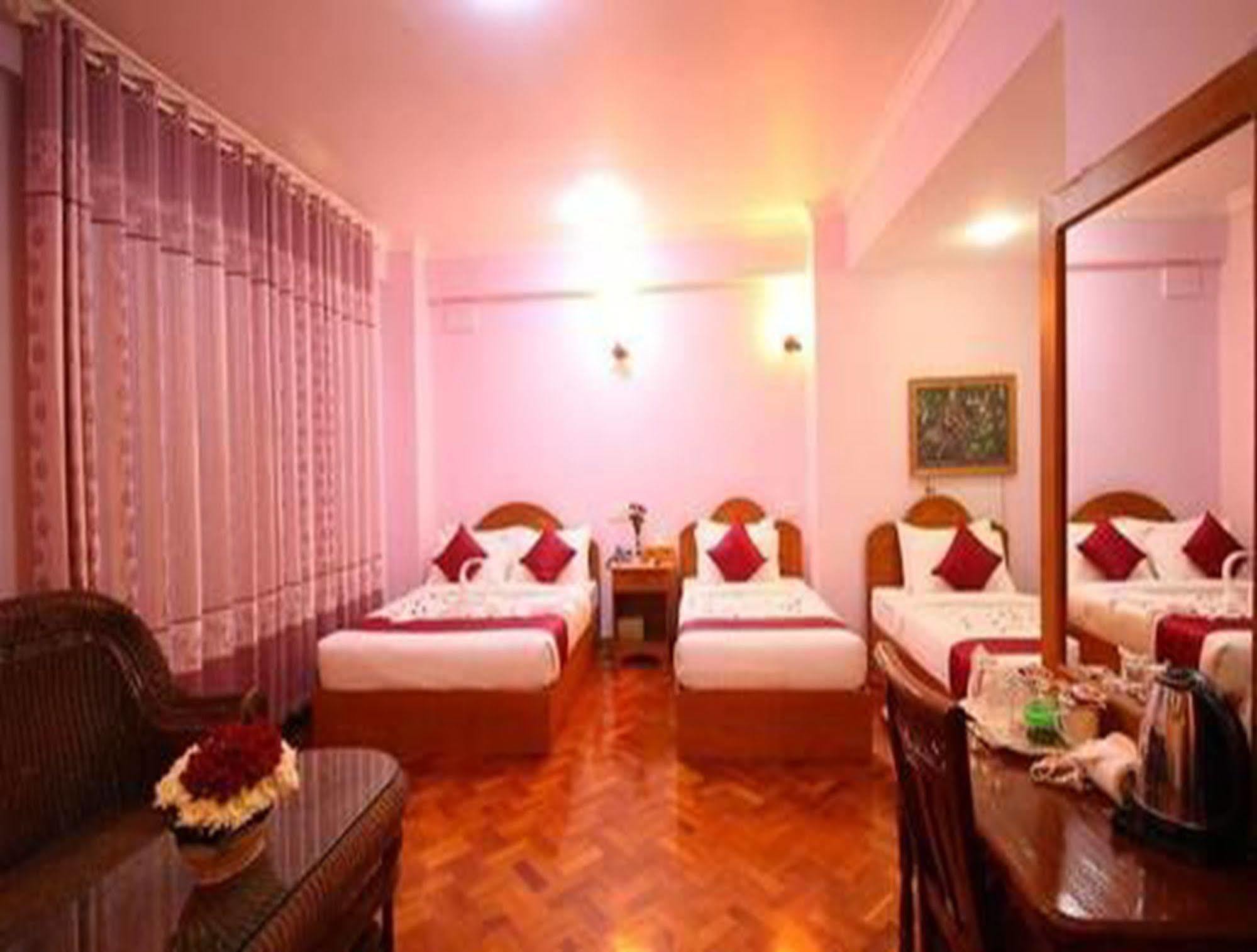 Hotel United Mandalay Buitenkant foto
